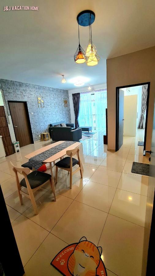 J&J Vacation Home@Novo8 Residence Kampong Tambak Exterior foto